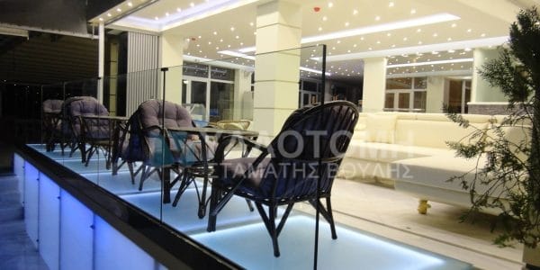 γυάλινο πάτωμα με led